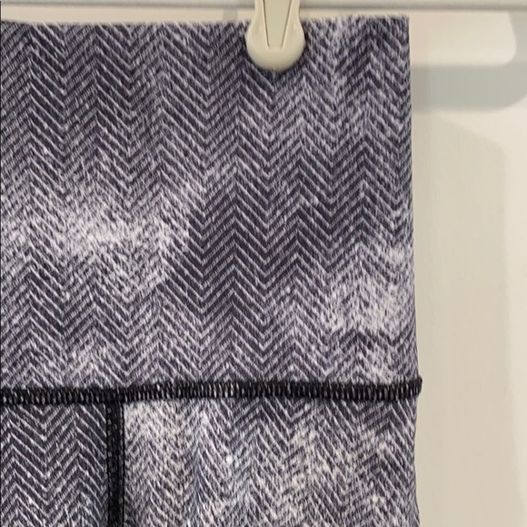 Lululemon leggings size 4 - Picture 2 of 5